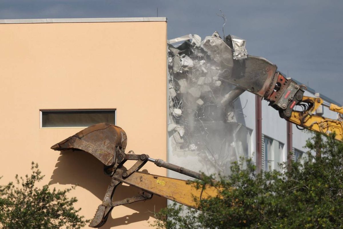 Parkland, Florida, June 14, 2024 – People watch as heavy equipment begins to tear down the 1200 building at Marjory Stoneman Douglas High School in Parkland.  (Matias Ocner/Miami Herald/TNS)