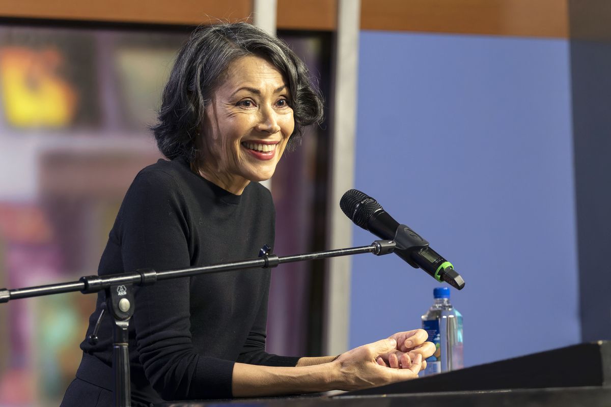 Former NBC News anchor Ann Curry talks with journalism students on Monday in a TV studio at Washington State University in Pullman.  (Geoff Crimmins/For The Spokesman-Review)
