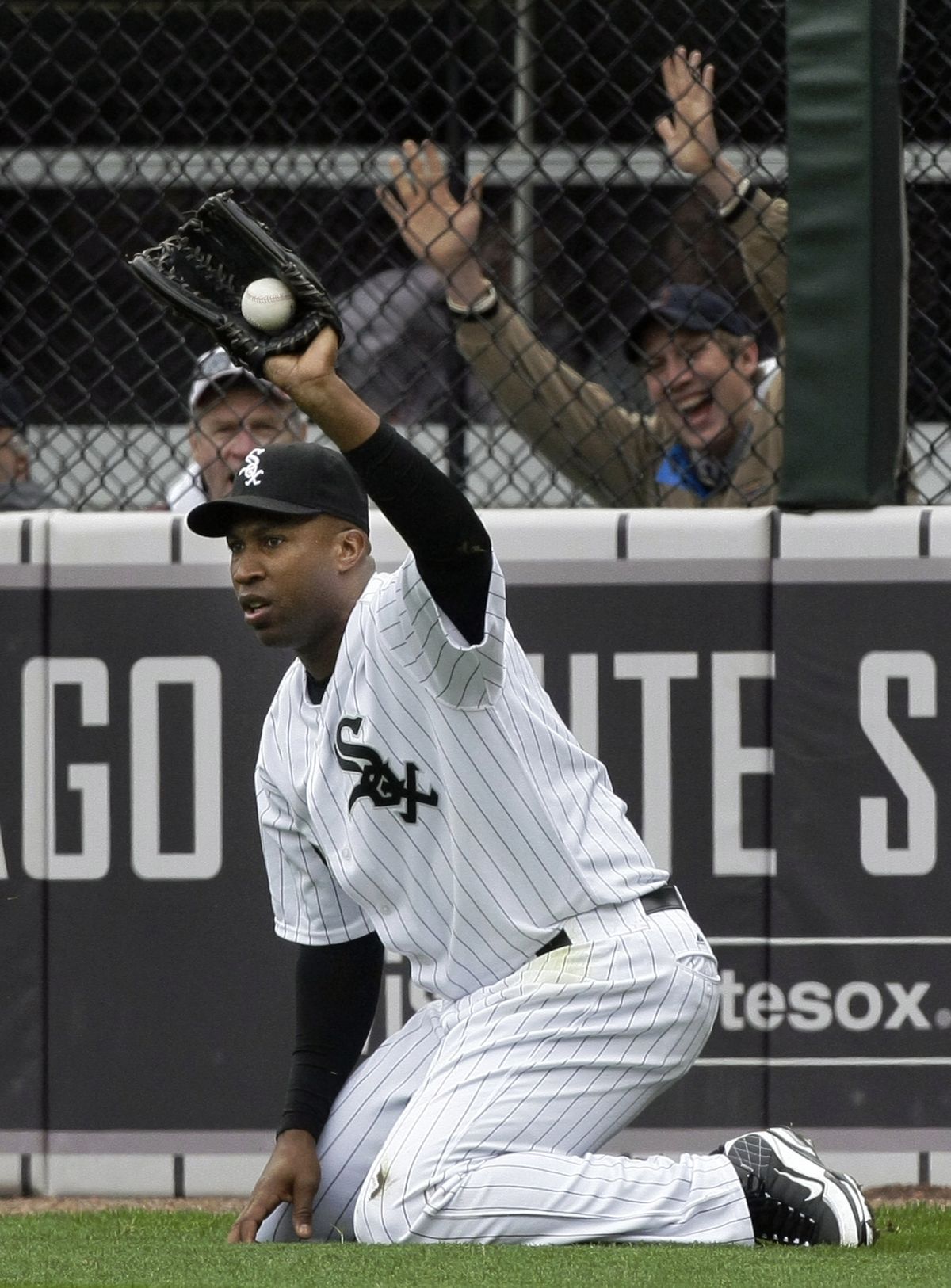 Chicago’s Jermaine Dye displays ball to umpire after making a diving catch. (Associated Press / The Spokesman-Review)