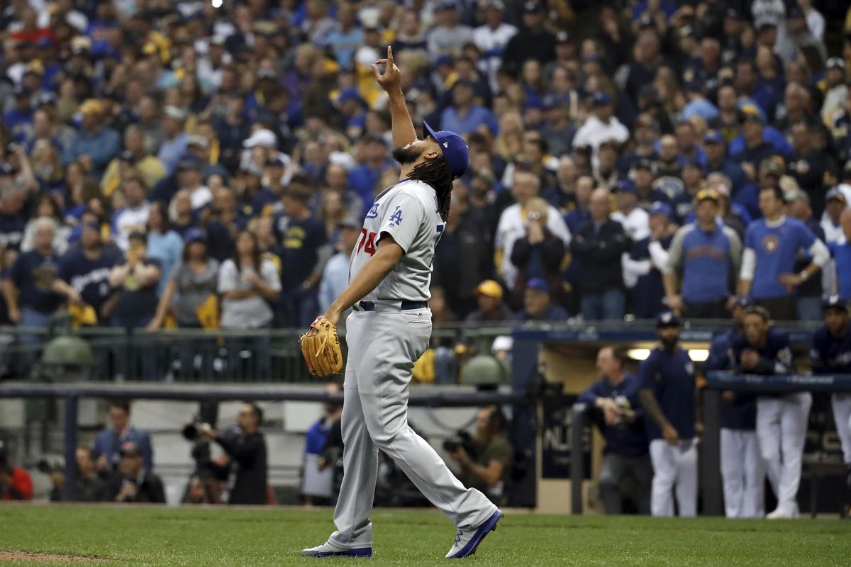 Images from the Brewers' 4-1 win over the Dodgers on Saturday