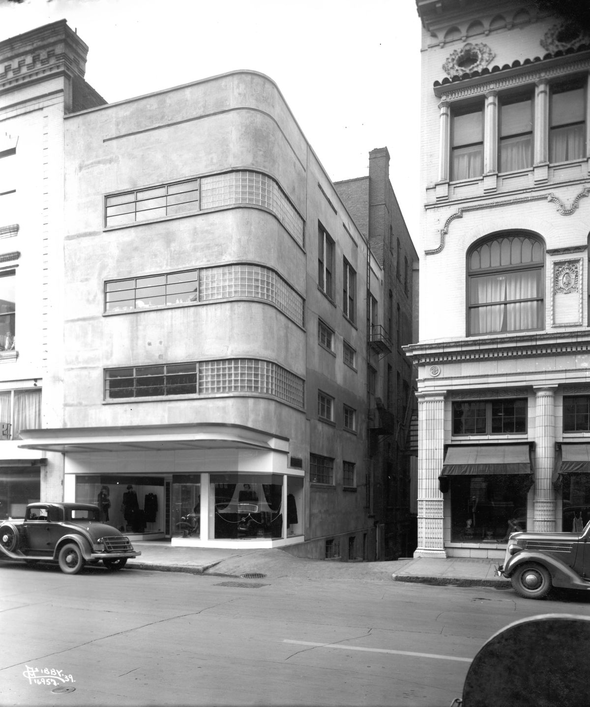 1939: On Wall Street in downtown Spokane, on the left of the alley is the narrow Cannon bank building and on the right is the Crescent department store. After A.M. Cannon’s bank failed in 1893, Washington Trust Bank was started there in 1902 and today is the oldest and largest privately held bank in the Northwest. The building was torn down in 1953 to expand the Crescent. (Charles Libby photo, courtesy of Dan Murphy / SR)