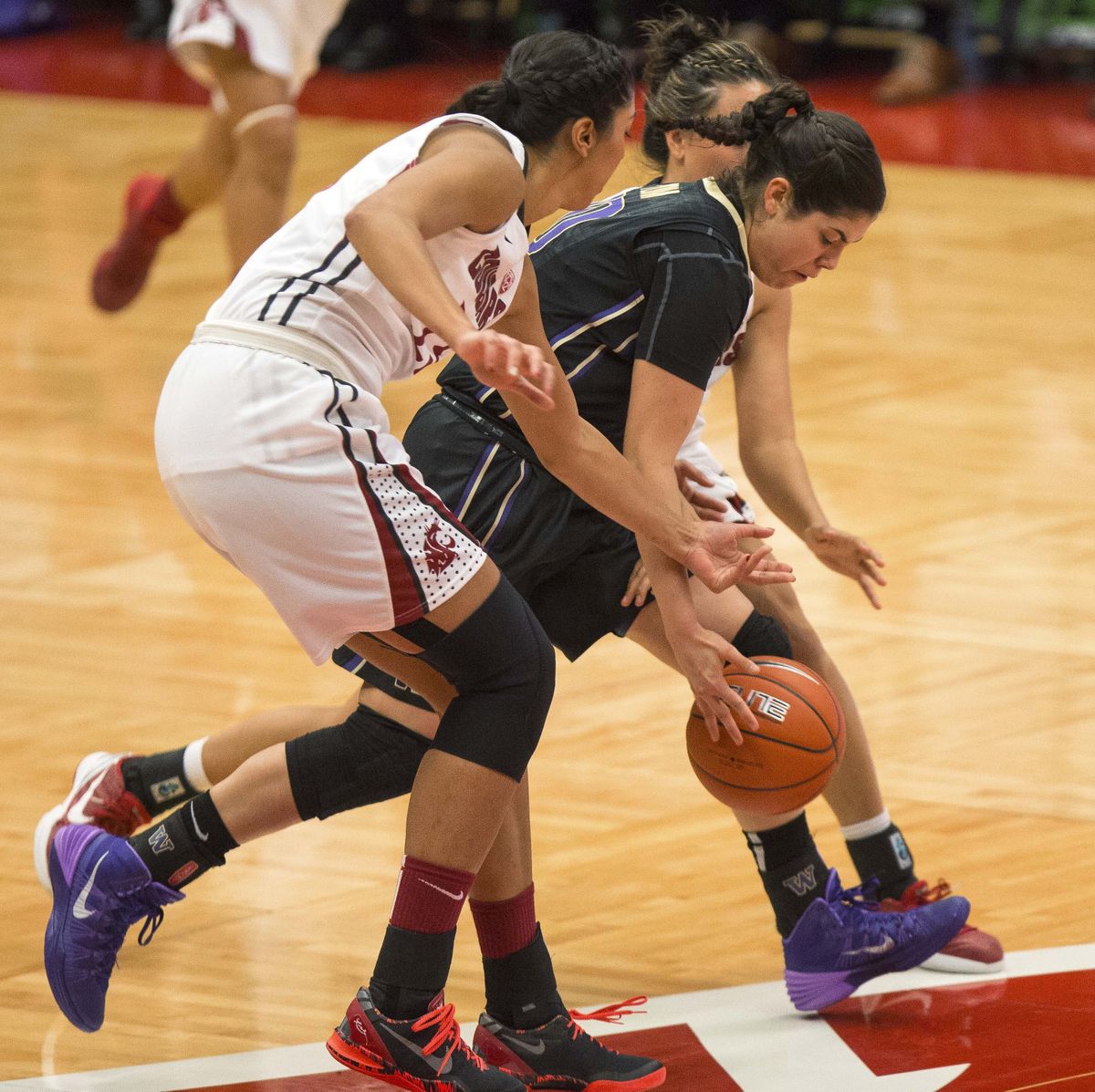 UW’s Kelsey Plum, right, vies with WSU’s Shalie Dheensaw. (Associated Press)