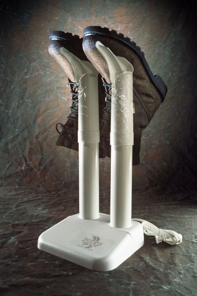 The Peet Shoe Dryer works by thermal convection to dry boots overnight.