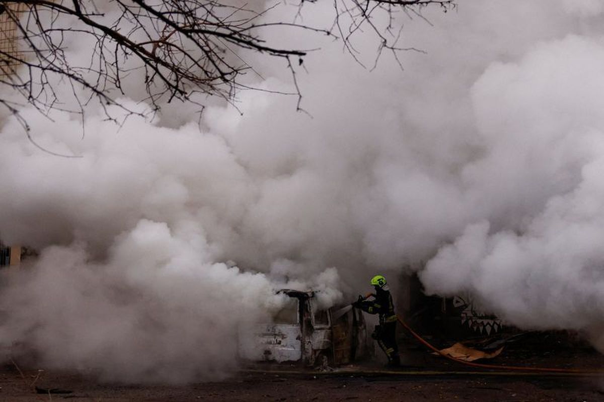 Firefighters extinguish burning vehicles, damaged during a Russian missile and drone attack on Kyiv, amid Russia’s attack on Ukraine, November 29, 2025. REUTERS/Valentyn Ogirenko  (Valentyn Ogirenko)