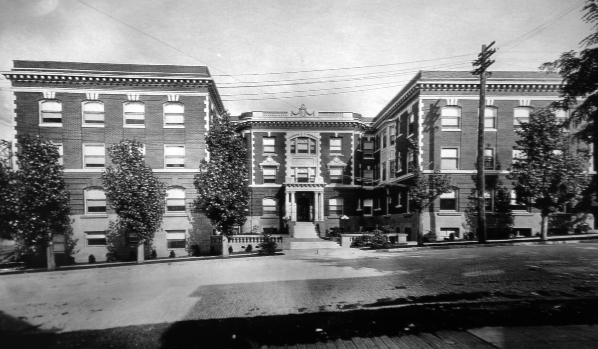 1922: The Knickerbocker Apartments stand at 507 S. Howard.