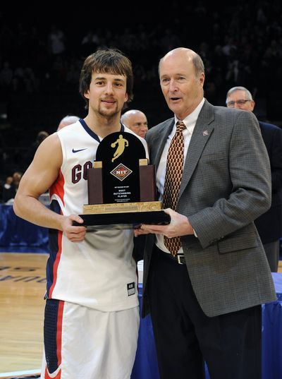 Kevin Pangos accepts Outstanding Player trophy from NIT’s Bob Weltilich. (Associated Press)