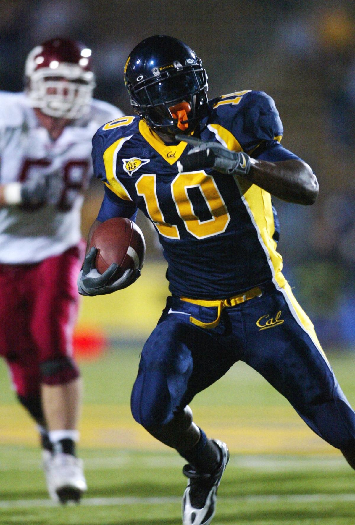 California’s Marshawn Lynch breaks free for a 39-yard touchdown run against Washington State in the first quarter on Oct. 22, 2005, in Berkeley, Calif. The year before, the Cougars put on a full-court press in recruiting Lynch. (D. Ross Cameron / Associated Press)