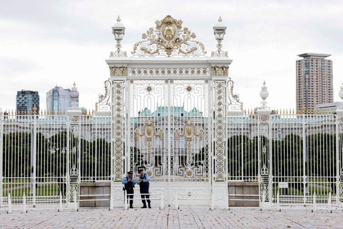 Police officers stand in front of the Akasaka Palace State Guest House on Oct. 27. in Tokyo. (Manami Yamada)