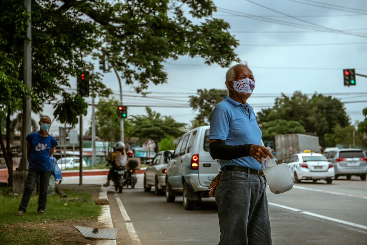 A commuter jeepney driver panhandles for money from passing motorists in Manila on June 24, 2022. The livelihoods of many jeepney drivers in Manila have been wiped out by rising fuel prices. (Jes Aznar/The New York Times)  (JES AZNAR)