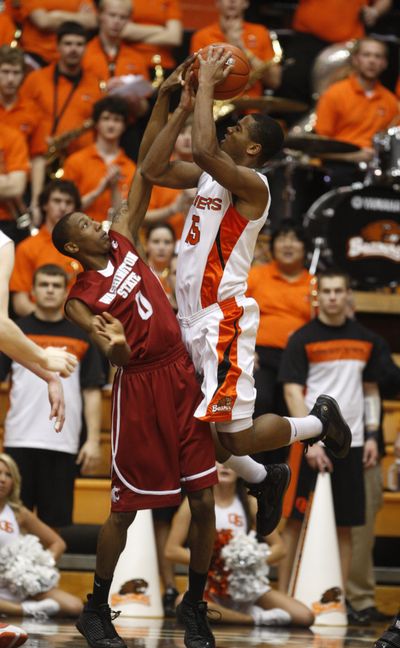 Washington State’s Marcus Capers defends against Oregon State’s Seth Tarver in the first half of Thursday’s game.  (Associated Press)