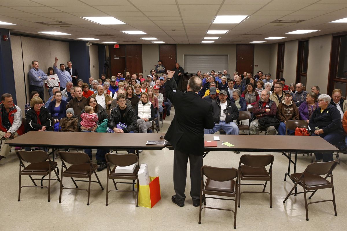Precinct chair John Anderson, center, directs voters before a Republican party caucus in Nevada, Iowa, Monday, Feb. 1, 2016. (Patrick Semansky / AP)