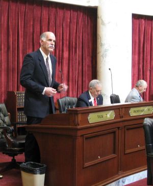 Brent Regan debates against the child support enforcement bill on the floor of the Idaho Senate (Betsy Z. Russell)