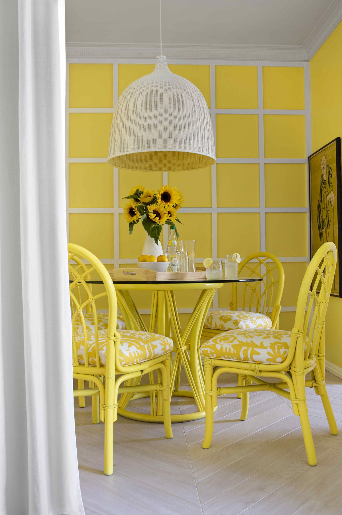 An Australian photographer’s love of warm, golden yellow sun from his home country inspired designer Brian Patrick Flynn to cover the entire space in bright yellow tones in his client’s dining room in Los Angeles.