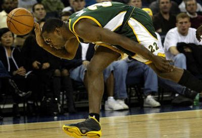 
Seattle's Ronald Murray tries to keep the ball inbounds in the first quarter of a loss to Golden State. 
 (Associated Press / The Spokesman-Review)