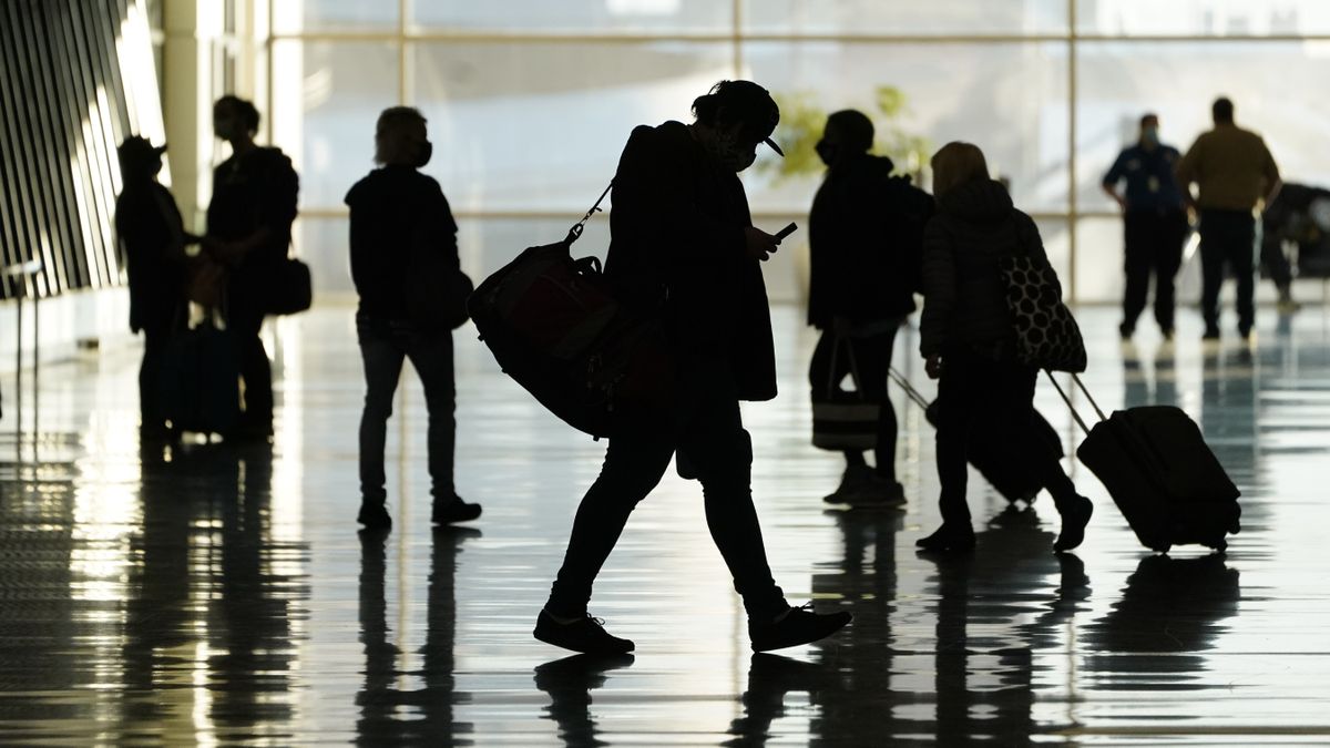 Passengers walk through Salt Lake City International Airport in Salt Lake City, Oct. 27, 2020. More than a year and a half after COVID-19 concerns prompted the U.S. to close its borders to international travelers from countries including Brazil, China, India, South Africa, the United Kingdom and much of Europe, restrictions are shifting to focus on vaccine status. Beginning Monday, bans on travel from specific countries are over. The U.S. will allow in international travelers, but they must be vaccinated — with a few exceptions.  (Rick Bowmer)