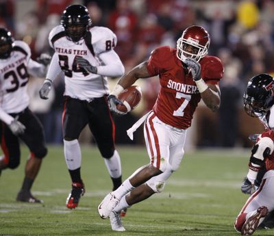 Oklahoma’s offense rolled from the beginning, here DeMarco Murray running free in first quarter.  (Associated Press / The Spokesman-Review)