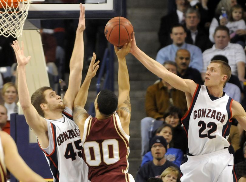 Santa Clara's Decense White (center) finds himself sandwiched between Gonzaga's Will Foster, left, and Miicah Downs, right, who blocks his shot Thursday, Jan. 15, 2009 at Gonzaga. (Jesse Tinsley / The Spokesman-Review)
