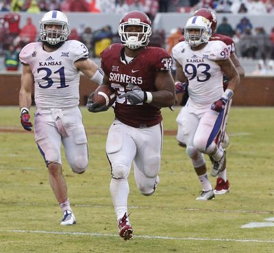 Oklahoma’s Samaje Perine sprints toward the end zone for one of his two second-quarter touchdowns. (Associated Press)
