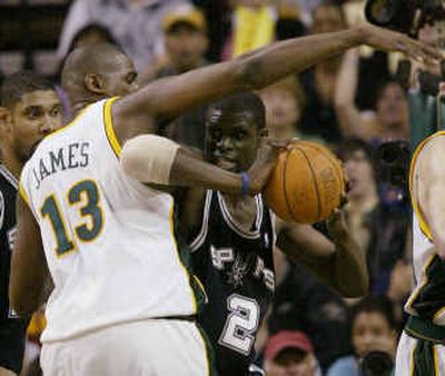 
Nazr Mohammed looks for somewhere to pass against the defense of Seattle's Jerome James. Seattle evened the series at 2-2 with a 101-89 victory. 
 (Associated Press / The Spokesman-Review)