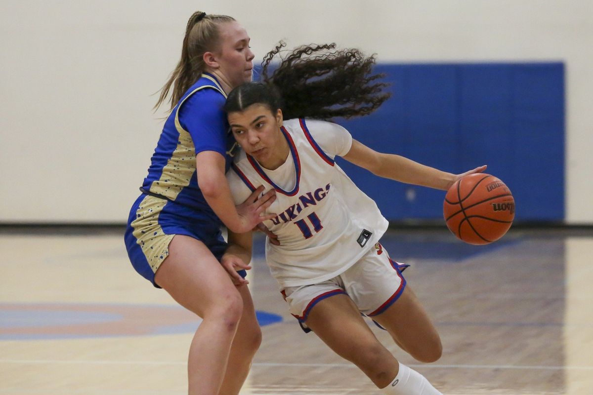 Coeur d'Alene guard Brookeslee Colvin drives against Deer Park's Jacey Boesel on Dec. 12, 2024.  (Cheryl Nichols)