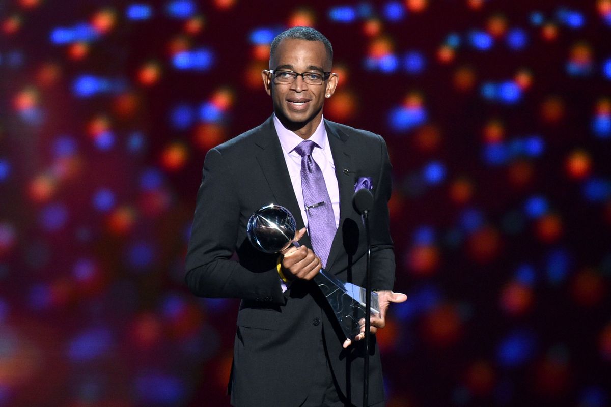 In a July 16, 2014 file photo, sportscaster Stuart Scott accepts the Jimmy V award for perseverance, at the ESPY Awards at the Nokia Theatre, in Los Angeles. Scott, the longtime SportsCenter anchor and ESPN personality known for his known for his enthusiasm and ubiquity, died Sunday, Jan. 4, 2015 after a long fight with cancer. He was 49.  (Associated Press)