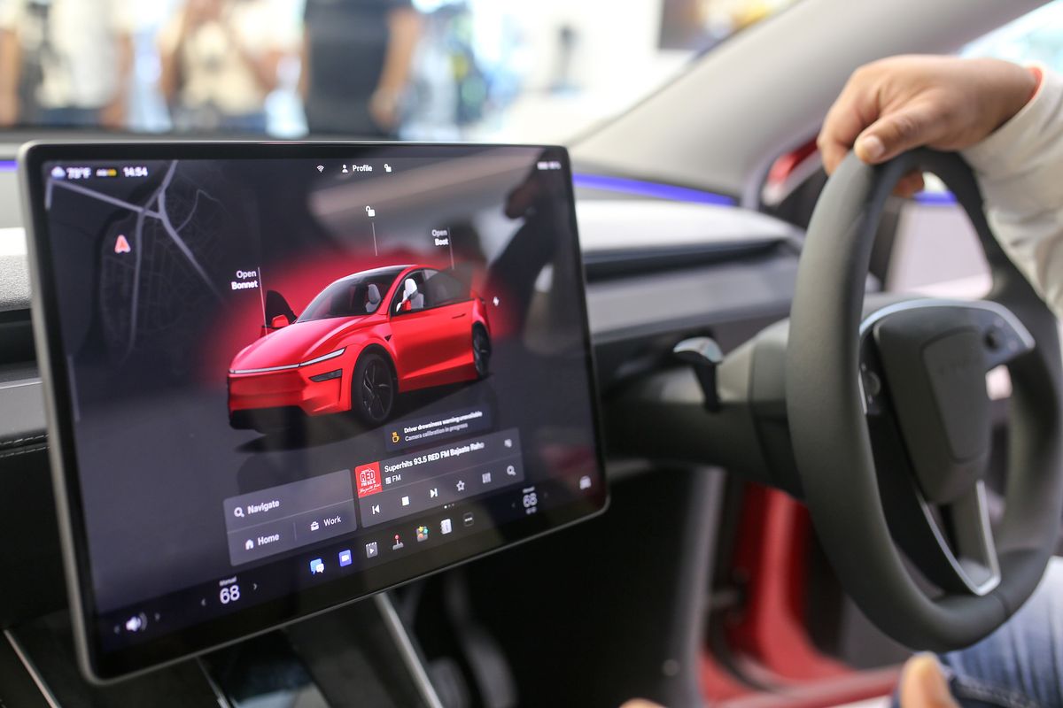 Dashboards have become increasingly crowded with services that often require a subscription, and offer an opportunity for carmakers to recoup a bit more money. Tesla is among automakers that have phased out AM radios in its vehicles. (Dhiraj Singh/Photographer: Dhiraj Singh/Bloom)