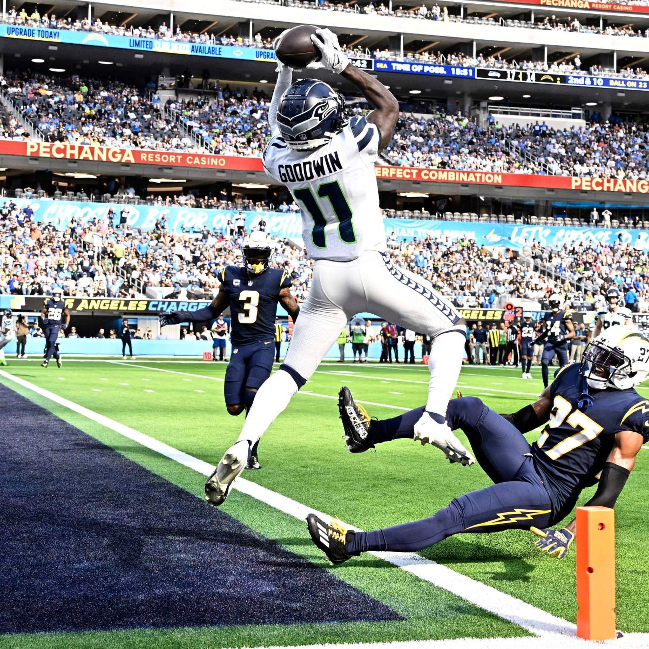 Inglewood, CA. 4th Dec, 2022. Seattle Seahawks wide receiver DK Metcalf #14  celebrates after he catches the touchdown pass in action in the fourth  quarter during the NFL football game against the