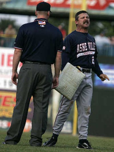 Chicago White Sox manager Ozzie Guillen, right, argues with first base  umpire Eric Cooper after Cooper ejected him for arguing a call during the  sixth inning against the New York Yankees in