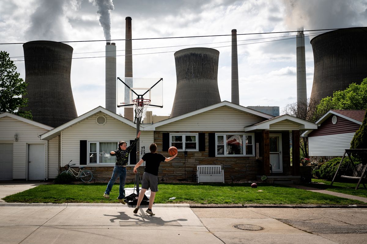 A coal-fired power plant looms over a residential area of Poca, W. Va., on May 6, 2021. The Supreme Court on Thursday limited the Environmental Protection Agency’s ability to regulate carbon emissions from power plants, dealing a blow to the Biden administration’s efforts to address climate change.  (Erin Schaff/The New York Times)