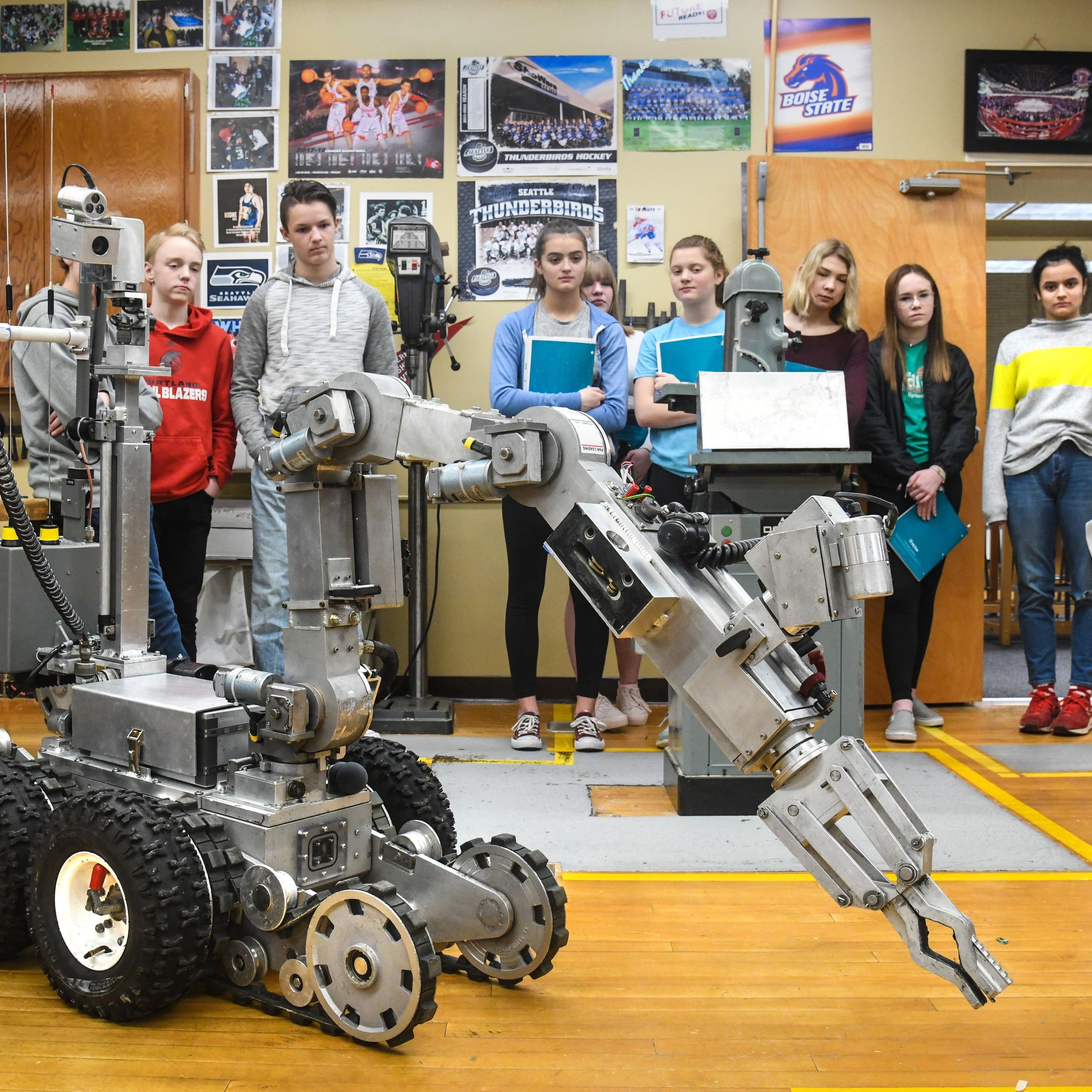 Decades-old bomb disposal challenge for Sacajawea engineering class | The