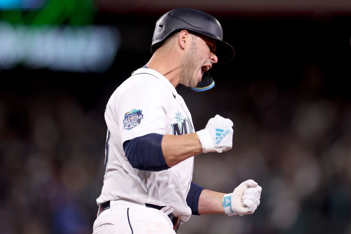 Mariners fans attend home opener in full 1995 uniforms 