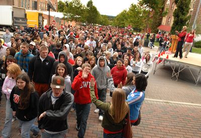 EWU freshmen make their way to Showalter Hall on Monday  as the academic year gets under way in Cheney.  (Brian Plonka / The Spokesman-Review)
