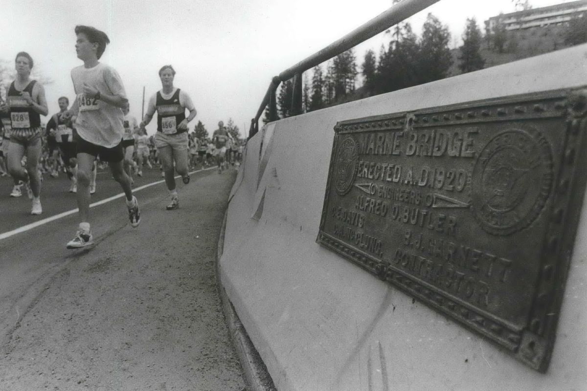 Runners pass the bridge plaque on the Marne Bridge during Bloomsday 1991.  (S-R archives)