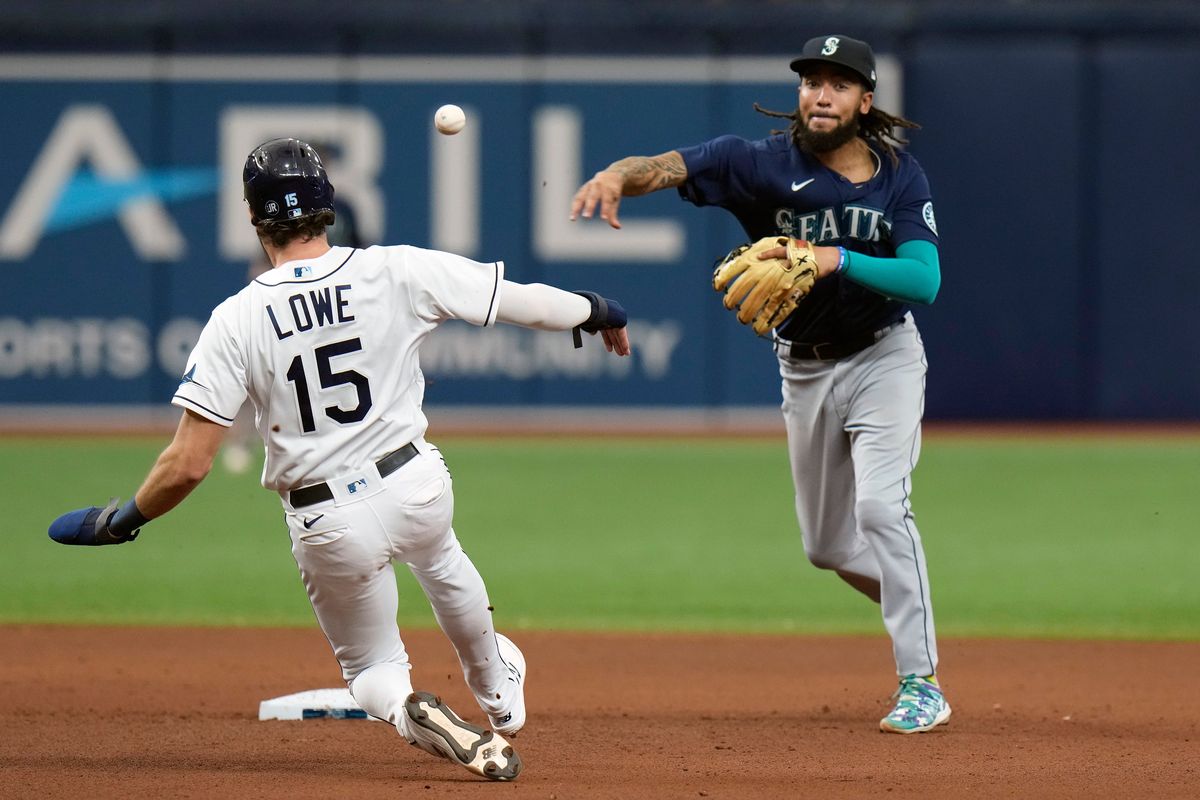 What happened to JP Crawford? Mariners shortstop pulled early from game  against Yankees