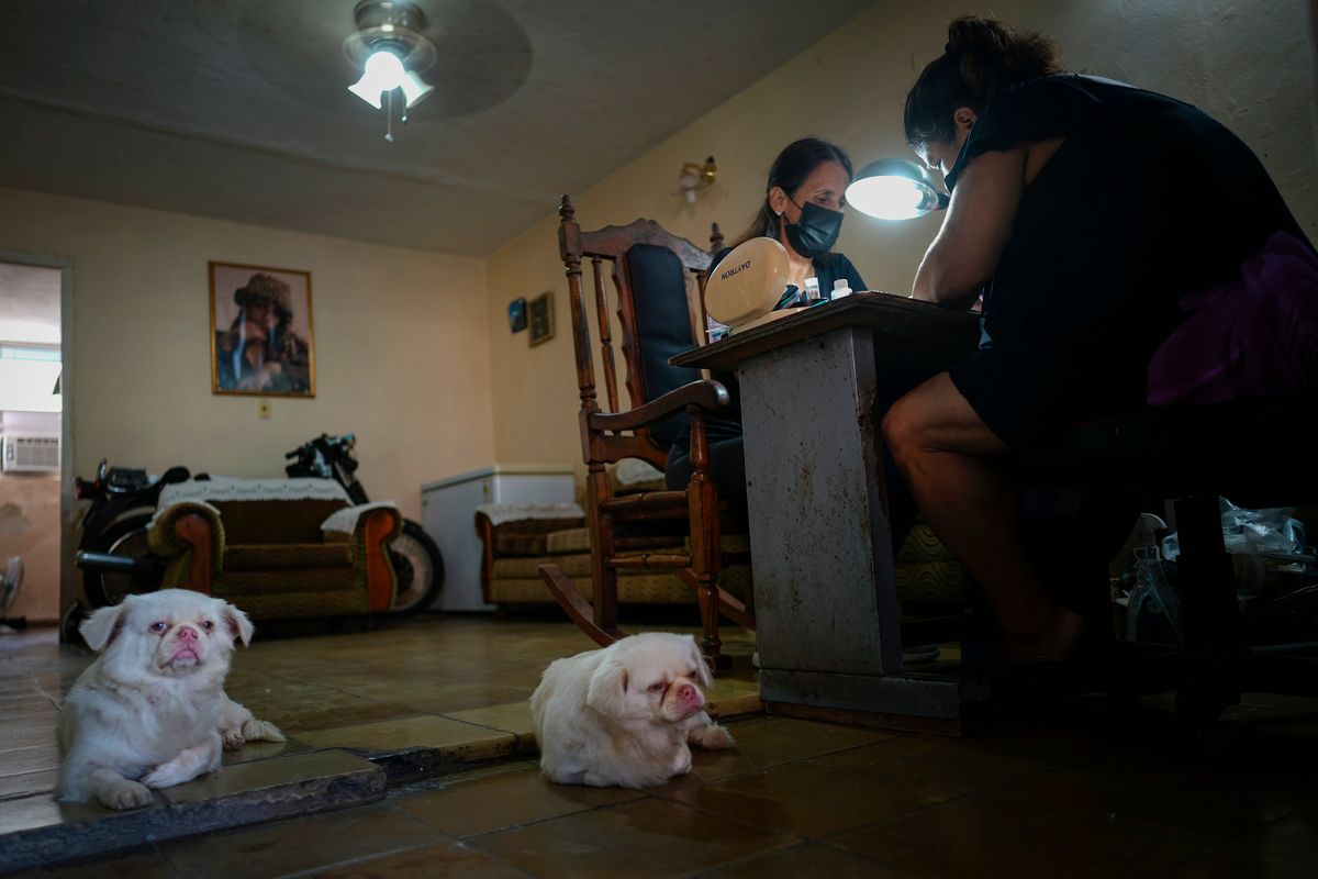 Marylin Alvarez, right, prepares a client