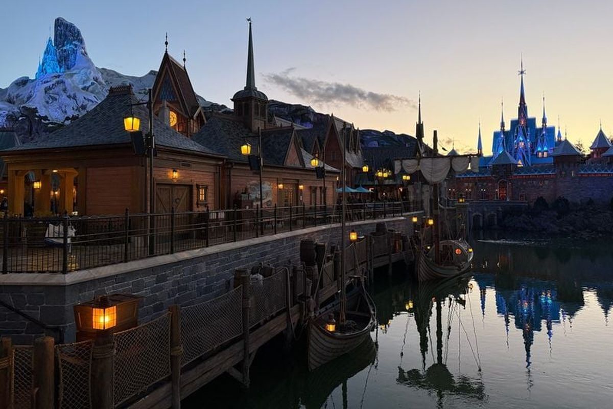 The World of Frozen begins to glow as night falls at Disney Adventure World.  (Eve Chen, USA TODAY)
