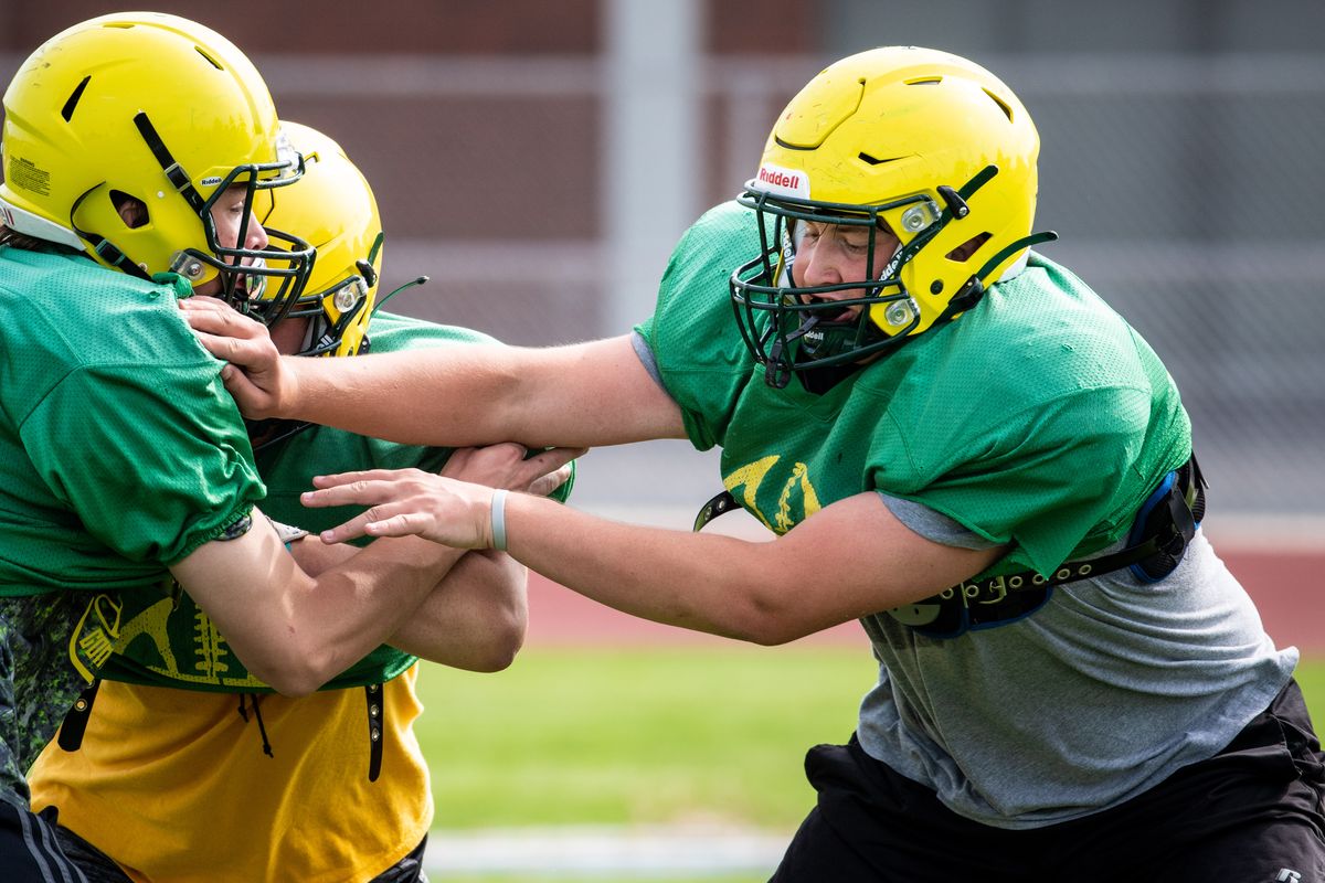 Shadle Park lineman Hawkeye Day, right, works on his techniques at football practice last Thursday.  (COLIN MULVANY/THE SPOKESMAN-REVIEW)