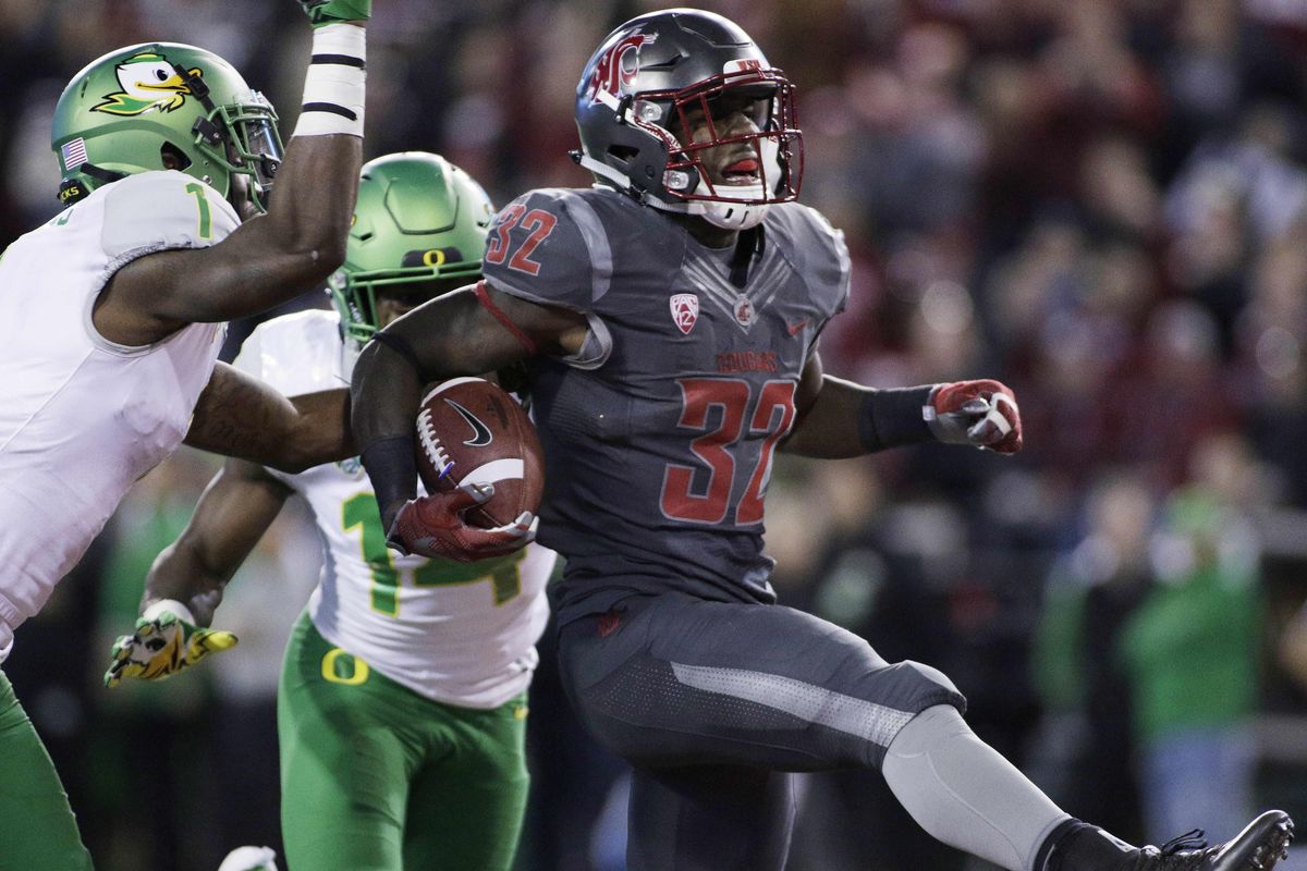 Washington State running back James Williams (32) scores a touchdown between Oregon defensive backs Arrion Springs (1) and Ugo Amadi (14). (Young Kwak / AP)
