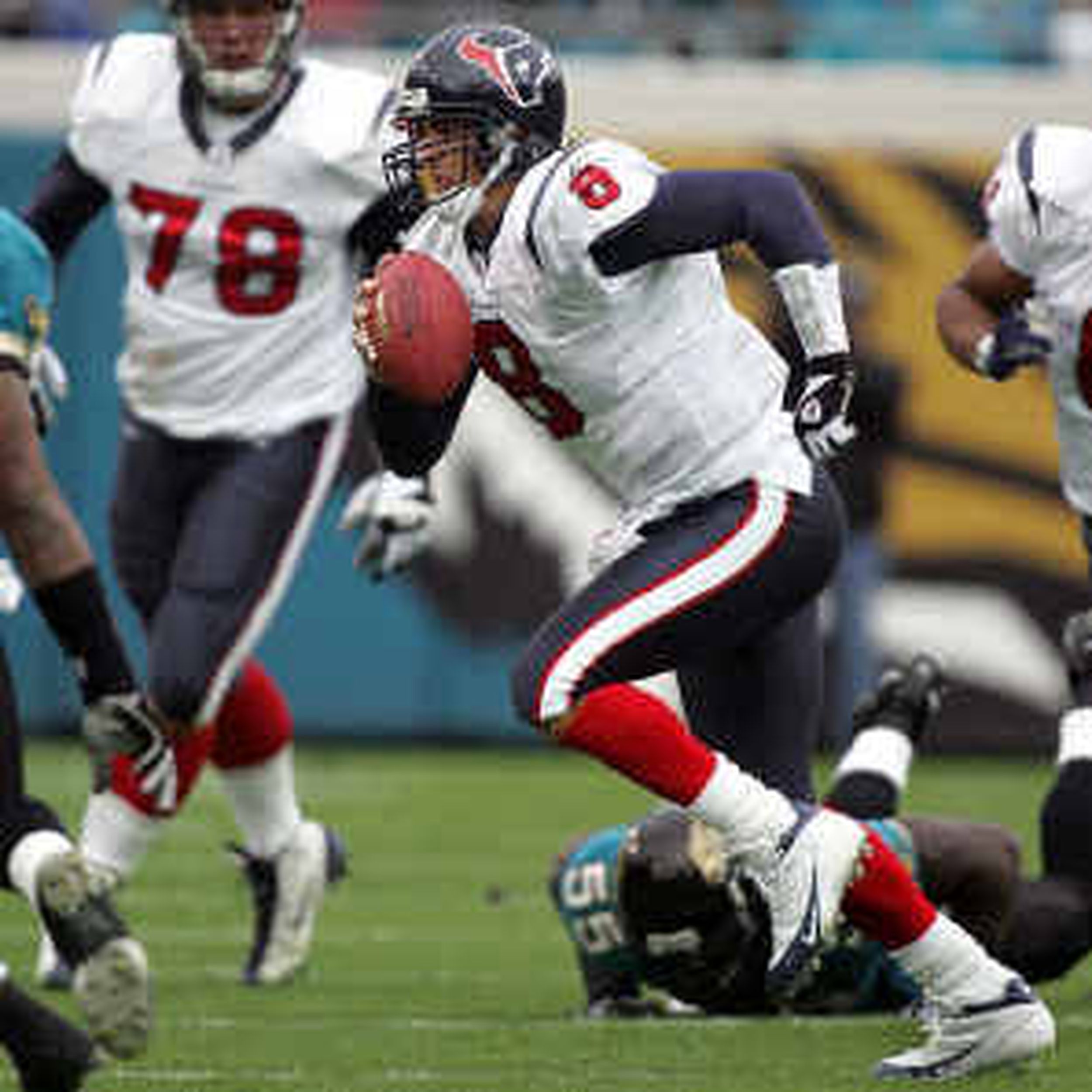 Jacksonville Jaguars QB Byron Leftwich (7) runs against Oakland