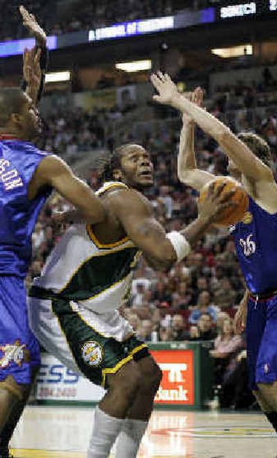 
Sonics' Danny Fortson is guarded by 76ers Corliss Williamson, left, and Kyle Korver.
 (Associated Press / The Spokesman-Review)