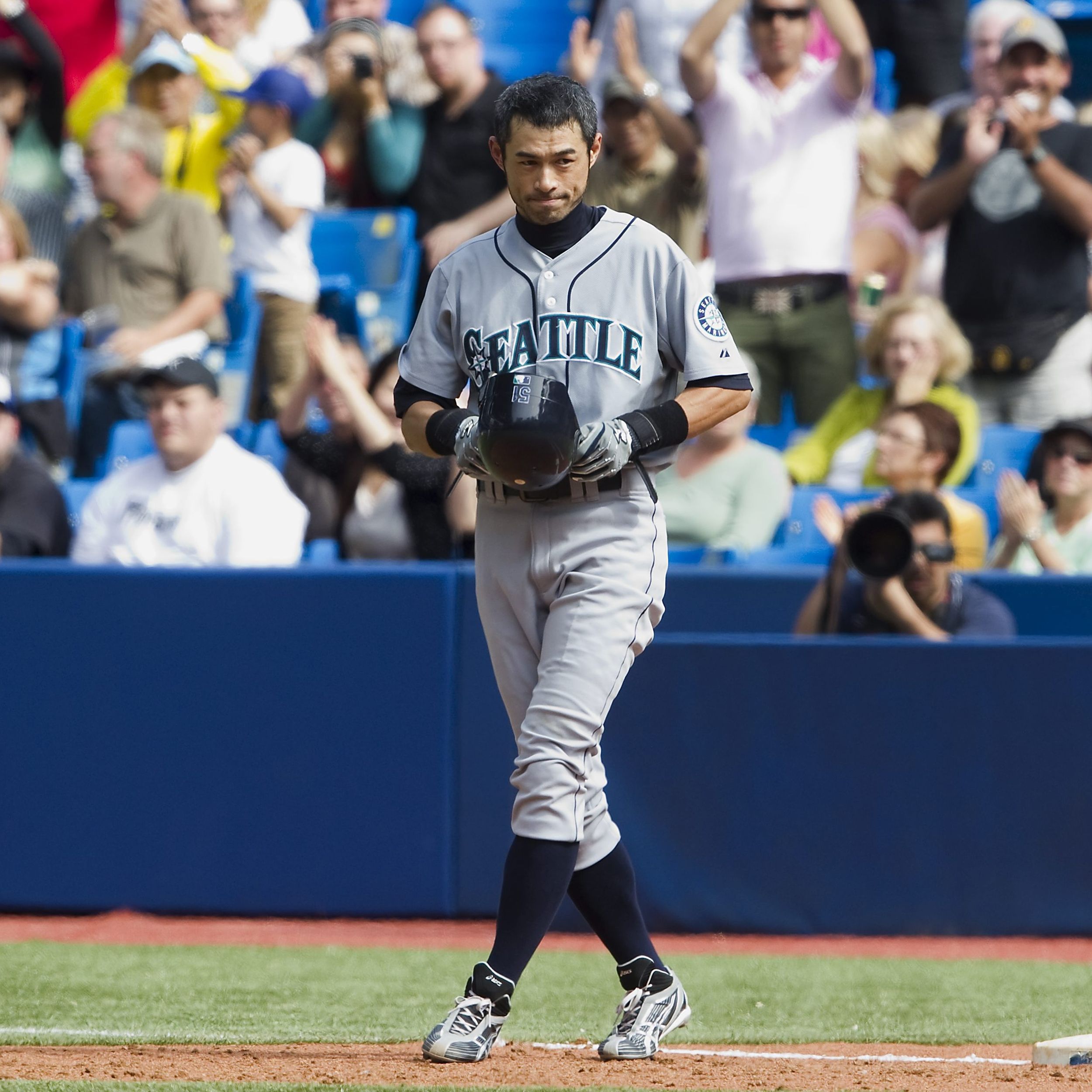 Felix Hernandez receives ovation in likely final M's start