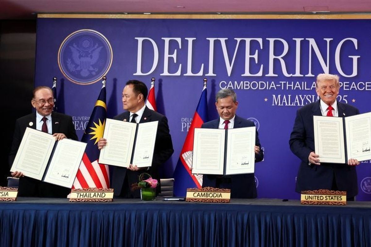 Thailand’s Prime Minister Anutin Charnvirakul watches Sunday as Cambodia’s Prime Minister Hun Manet and U.S. President Donald Trump shake hands on the sidelines of the 47th association of Southeast Asian Nations Summit in Kuala Lumpur, Malaysia. (Reuters )