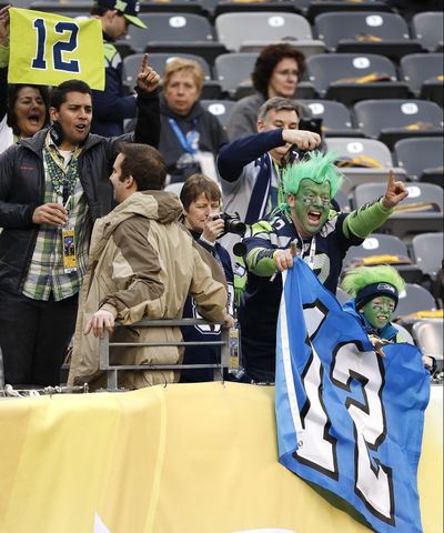 Seattle Seahawks fans cheer as players warm up on the field before the NFL Super Bowl XLVIII football game today in East Rutherford, N.J.  (AP/Kathy Willens)