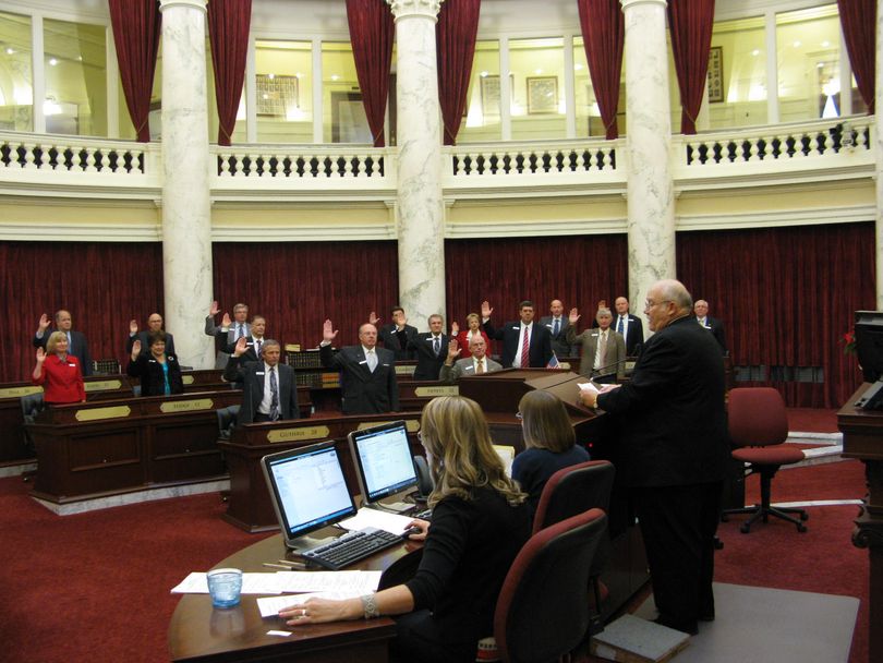 Idaho Secretary of State Ben Ysursa swears in members of the Senate on Thursday morning (Betsy Russell)