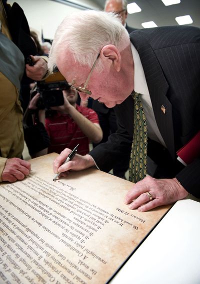 Former U.S. Attorney General Edwin Meese, chairman of the Conservative Action Project, signs the Mount Vernon Statement  on Wednesday.  (Associated Press)