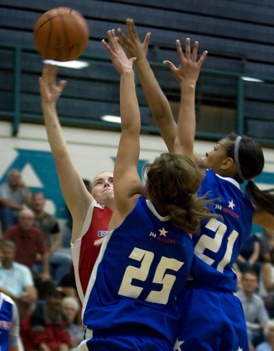 CdA’s Amy Warbrick shoots against Shadle Park’s Bianca Pope (25) and Gonzaga Prep’s Tia Presley. Special to  (Bruce Twitchell Special to / The Spokesman-Review)