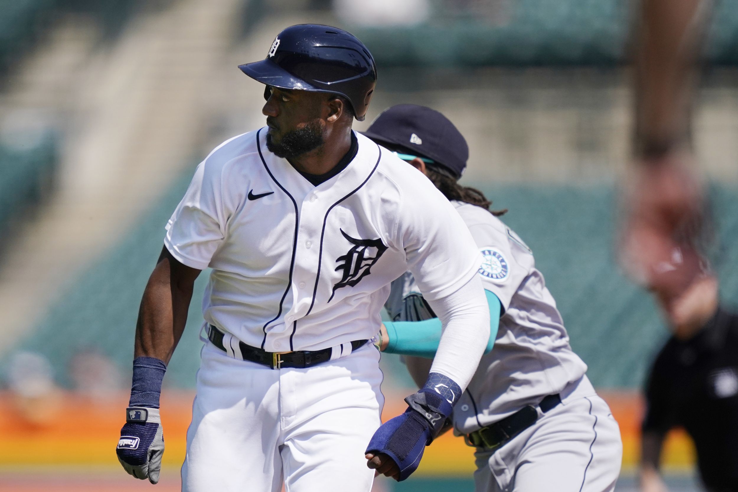 Tigers rally early behind Schoop, beat Mariners 8-3