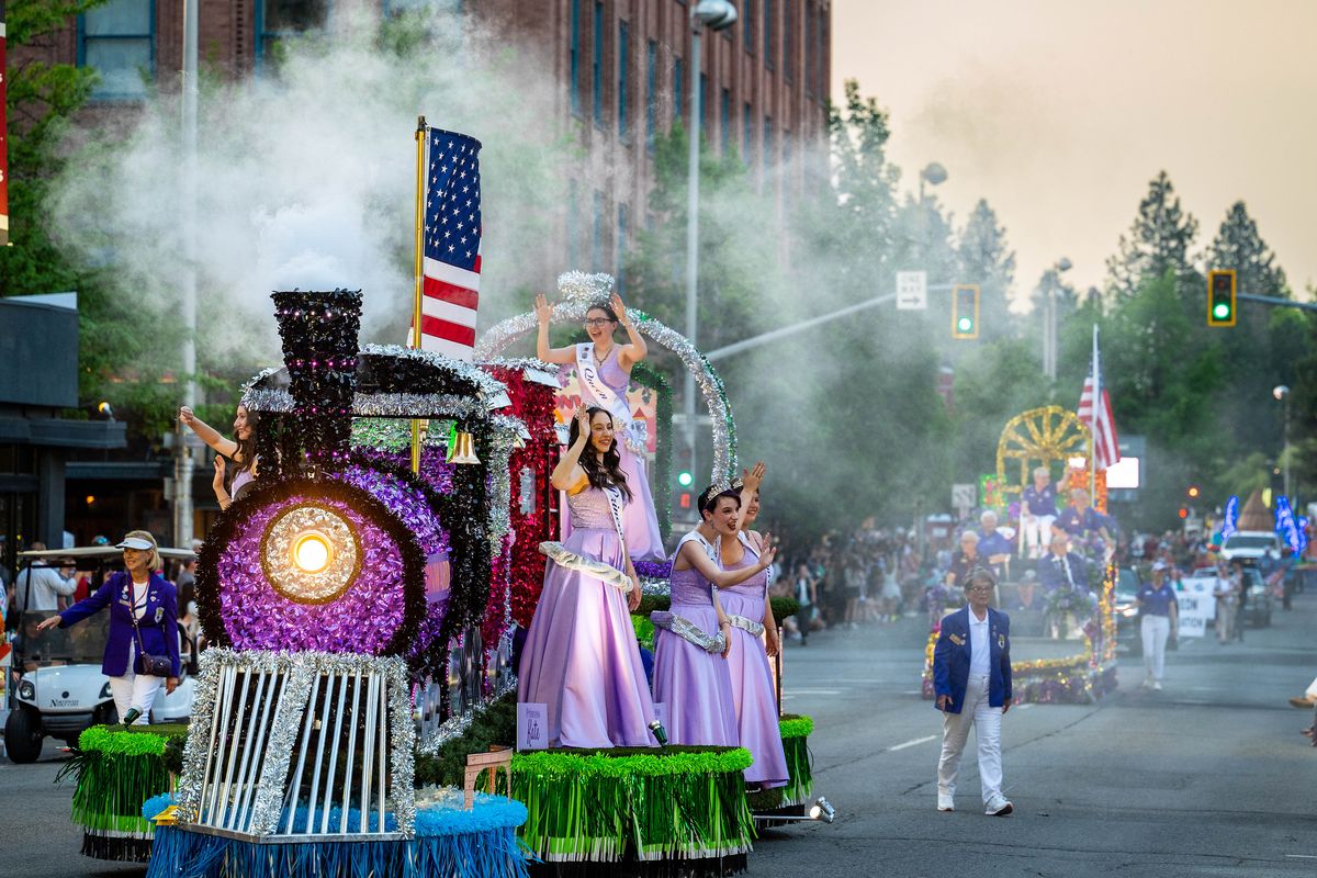 Recordhot day fails to dampen Lilac spirit at Torchlight Parade The