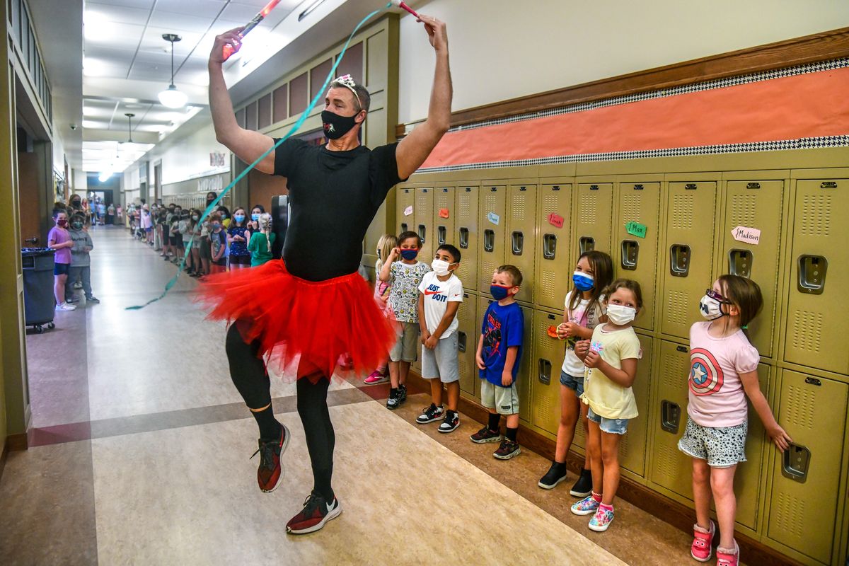 Teacher raises $20,000 to buy Seahawks jerseys for every kid in school