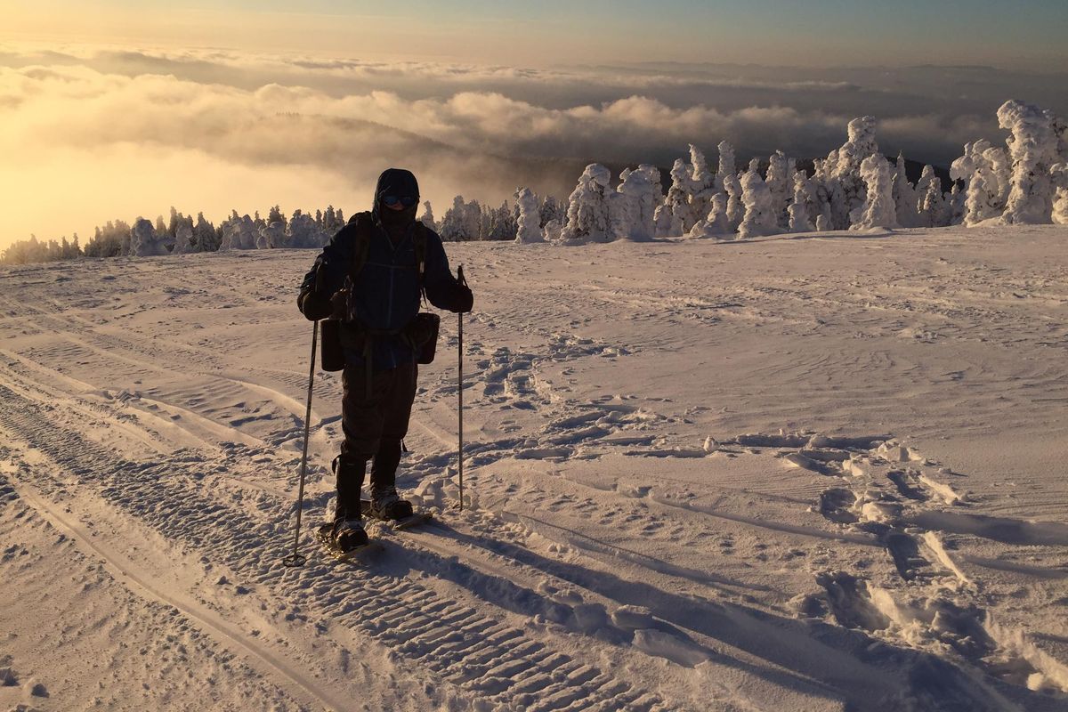 Snowshoer Tyler Nyman approaches the summit of Mount Spokane on a very cold Dec. 17. (Shuwen Wang)